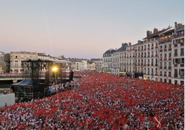 Así fue el emocionante 'Txoria txori' entonado por miles de personas en las fiestas de Baiona