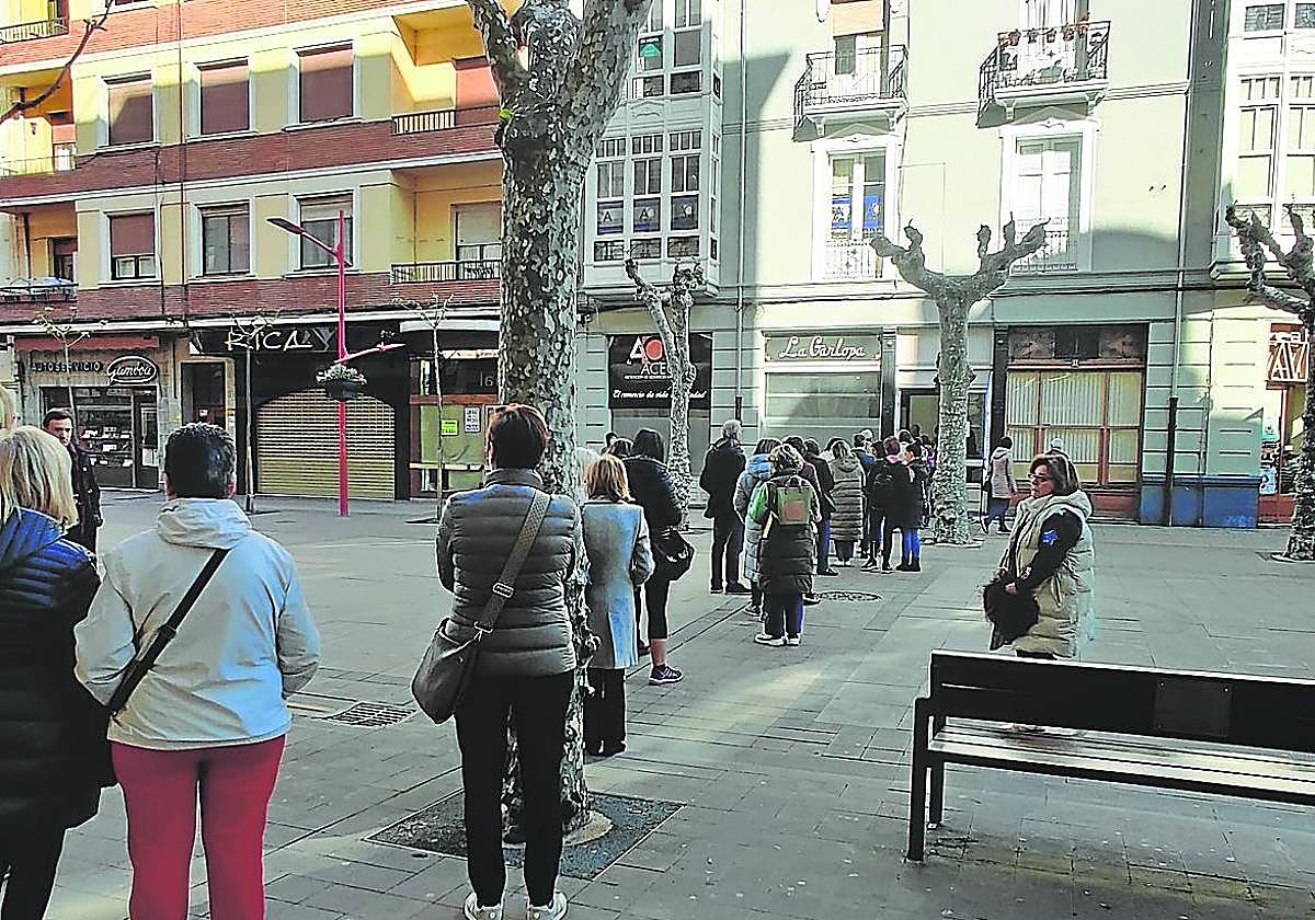 Las colas han sido algo habitual en la primera jornada de venta de los bonos.