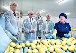 Iñigo Urkullu y Arantxa Tapia visitaron ayer en Júndiz, en Vitoria, la cooperativa Udapa.