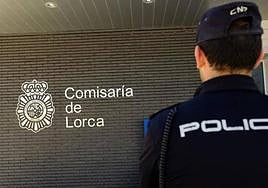 Investigan el incendio de un piso en Lorca con siete niños dentro