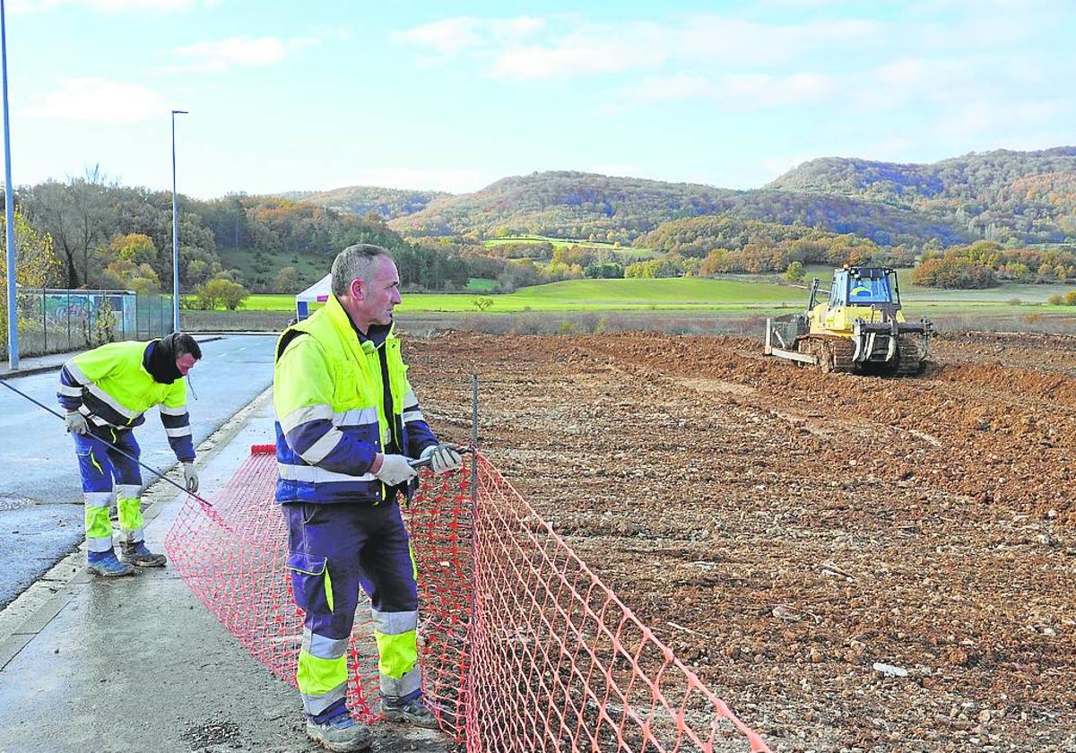 Operarios vallan una parcela en Arraia-Maeztu para instalar un proyecto de renovables.