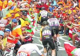 Adam Yates, Pogacar, Vingegaard y Lafay suben Pike durante la etapa inicial del Tour 2023 por un pasillo de aficionados.