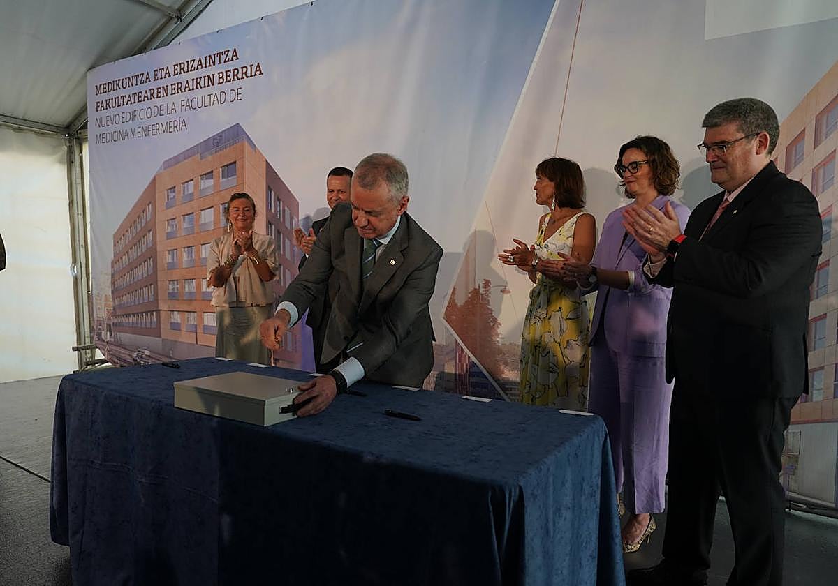 Colocación de la primera piedra para la futura facultad de medicina de Basurto.