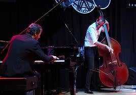 El nuevo dúo, San Martín y Serrano, durante un concierto con Itziar Yagüe en Tarrasa.