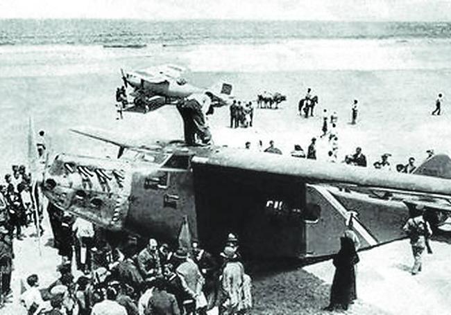 Imagen del avión en la playa.