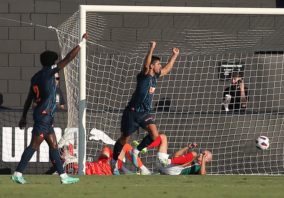 Cenk celebra el primer tanto tras imponerse en el duelo ante Guridi.