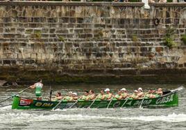 La trainera de Hondarribia rema durante la XLIV Ikurriña de Santurtzi, disputada este domingo en la localidad vizcaína.