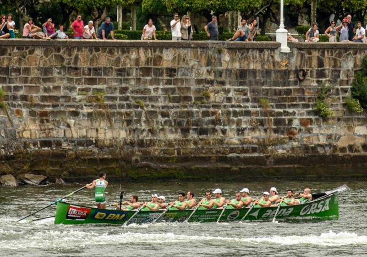 La trainera de Hondarribia rema durante la XLIV Ikurriña de Santurtzi, disputada este domingo en la localidad vizcaína.