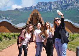 Un grupo de amigas se fotografía delante de la bodega Ysios.