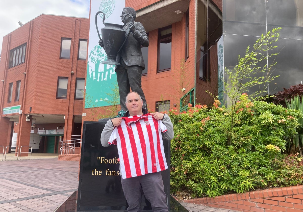 Andoni de Quadra, ayer en Celtic Park ante la estatua de Jock Stein, el entrenador que hizo ganar al Celtic la Copa de Europa en 1967.