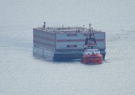 El 'Bibby Stockholm', en una imagen tomada a su llegada al puerto de Falmouth.