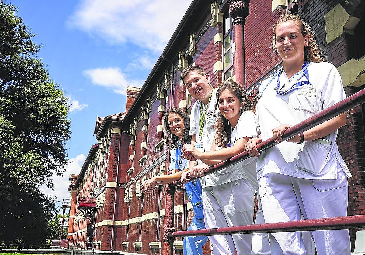 De derecha a izquierda, María Enjuanes, Julia González, Néstor García y Almudena Albarrán son residentes de Medicina y Enfermería en el hospital de Basurto.
