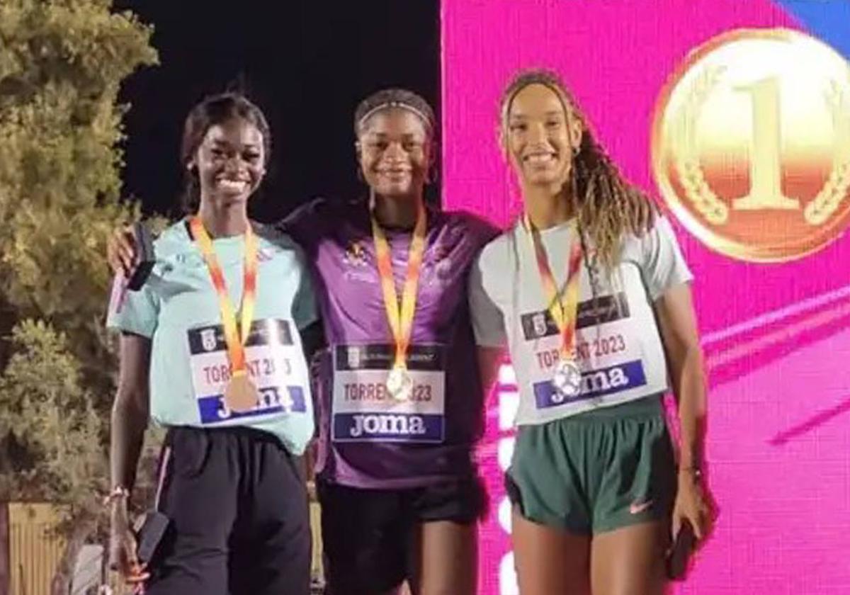 Tessy Ebosele, en el centro, junto a María Vicente y Fátima Diamé, el podio de salto de longitud.