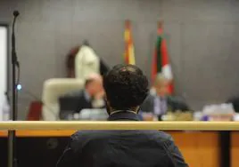 El profesor de gaztelueta acusado de abusos sexuales a un alumno, durante el juicio celebrado en Bilbao.