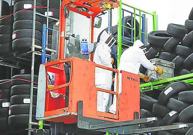 Equipos especiales. Son los que tienen que enfundarse los bomberos para trabajar en la retirada de avisperos o para recoger abejas.