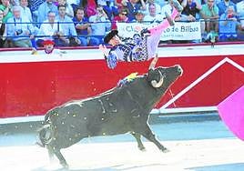 El toro prende por la ingle a Cándido Ruiz y lo hiere de gravedad en el primer par de banderillas.