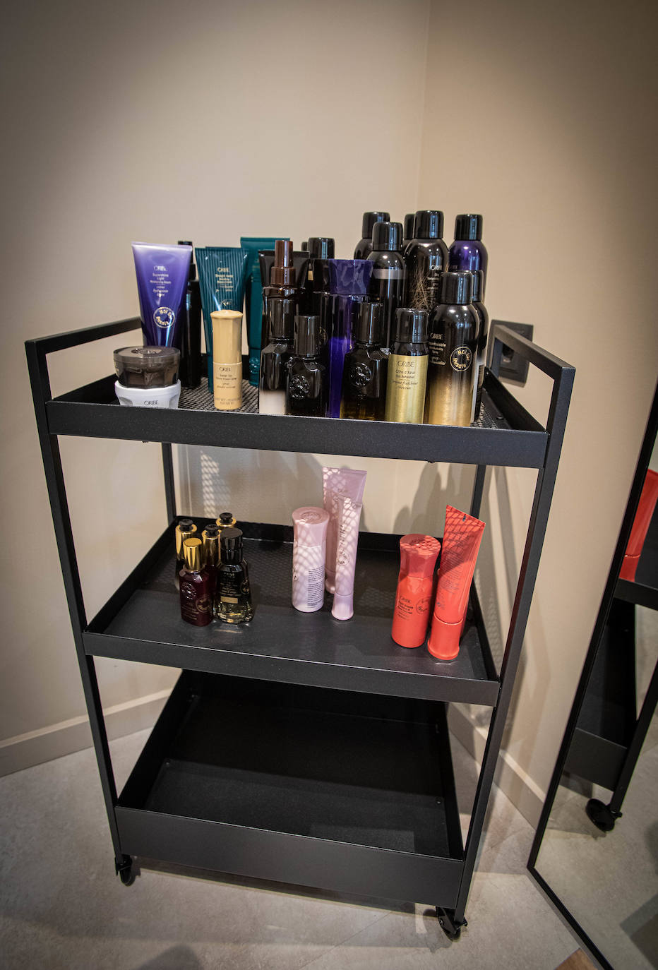 La nueva peluquería de diseño en Bilbao a la que puedes llevarte al perro y comer frente al Guggenheim