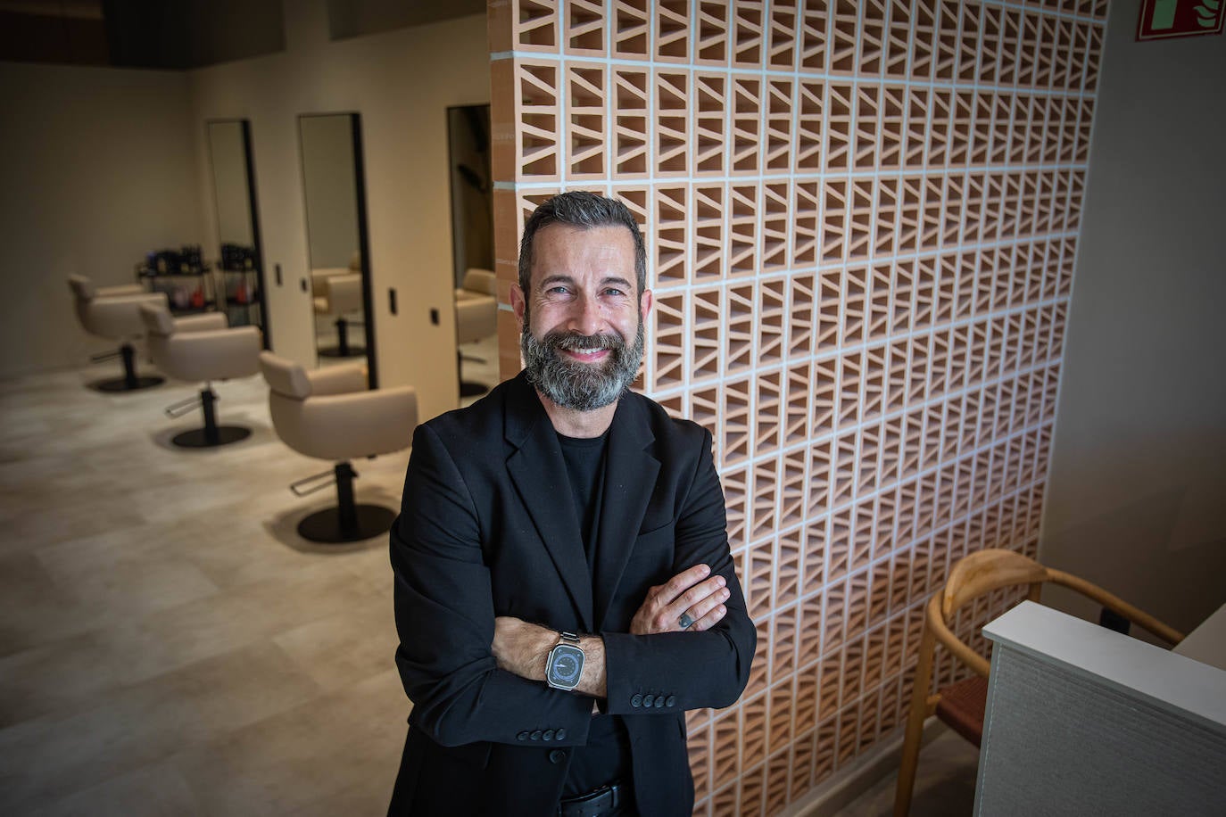 La nueva peluquería de diseño en Bilbao a la que puedes llevarte al perro y comer frente al Guggenheim