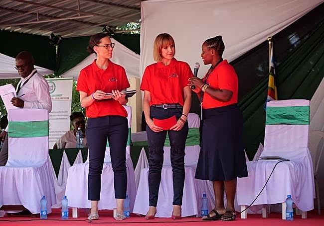 Las profesoras Amaia Sánchez y Muskoa Sanchez junto a la directora Soila durante el congreso.