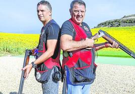 Javi Trujillo e Iker Azkonaga, en el campo de tiro de Lantarón, sede del club Araba Trap.