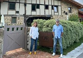 Carmen Cuesta y Manu Domínguez han transformado una vivienda en una casa rural de ensueño cerca de Durango.