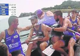 Momento en el que los dos remeros de la 'Sotera' se enzarzan tras la Bandera CaixaBank.