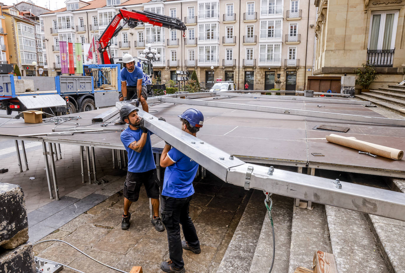 Trabajadores de Eventokit montan el escenario de la plaza de la Provincia.