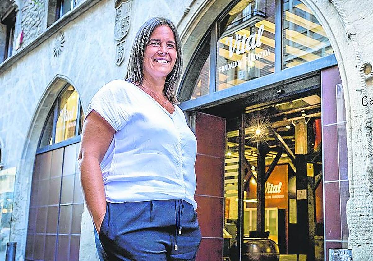 Ainhoa Pereita, frente a la Casa del Cordón.