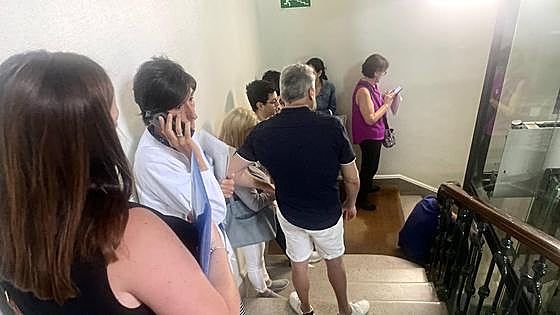 Largas colas y horas de espera para entregar la documentación para la OPE de Osakidetza