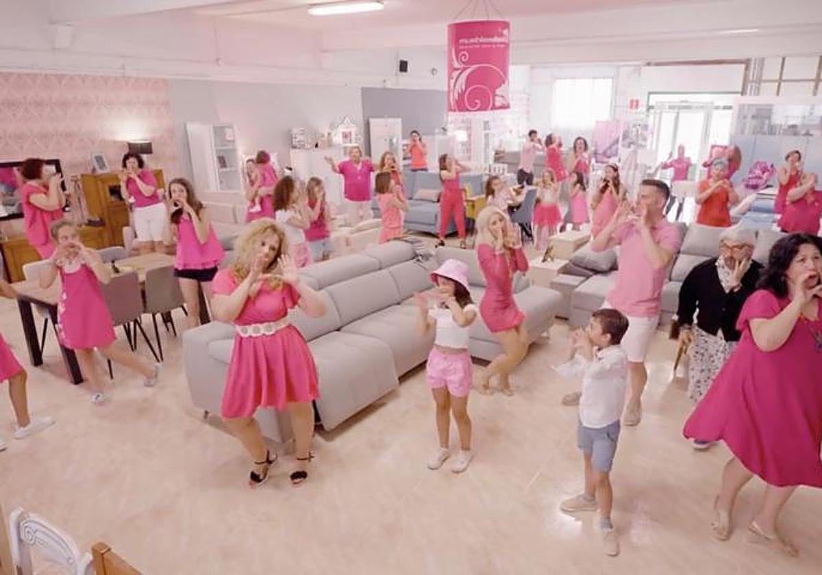 Muebles Deli protagoniza el anuncio del verano con el fenómeno Barbie