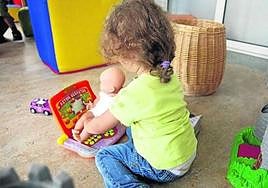 Una menor tutelada juega en un centro de la Diputación de Gipuzkoa