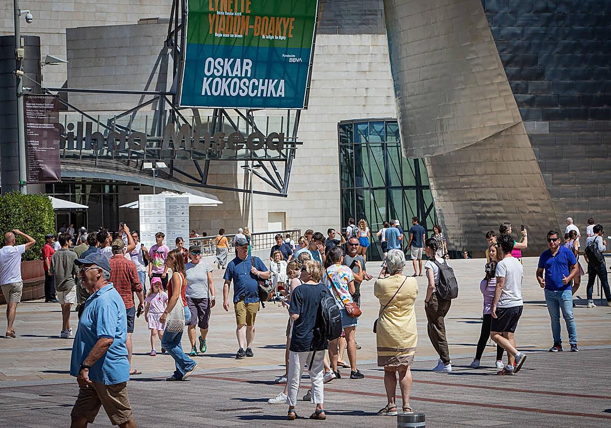 Un ertzaina fuera de servicio detiene a un delincuente que atraca a un turista en Bilbao, el segundo en una semana