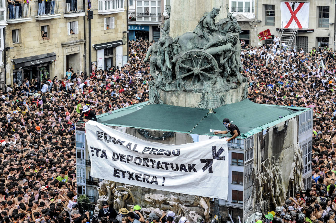 Las mejores fotos del Chupinazo y la Bajada de Celedón