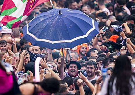 Imagen secundaria 1 - Arriba, Gorka posa con sus hijos, Unax y Urko; en segundo luga, Celedón en pleno paseillo, tras salir al balcón tras la Bajada.