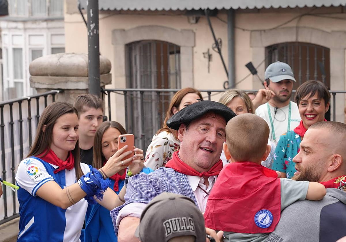 Celedón, tras ponerle el pañuelo de fiestas al hijo del ya exfutbolista Laguardia.