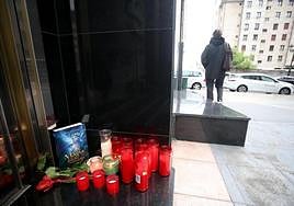 El altar en recuerdo a las gemelas en el portal del piso de la calle Facetos cuando se produjo su muerte.