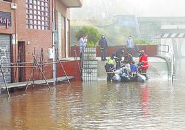 El agua cogió mucha altura en la calle Álava durante la riada de finales de 2021.