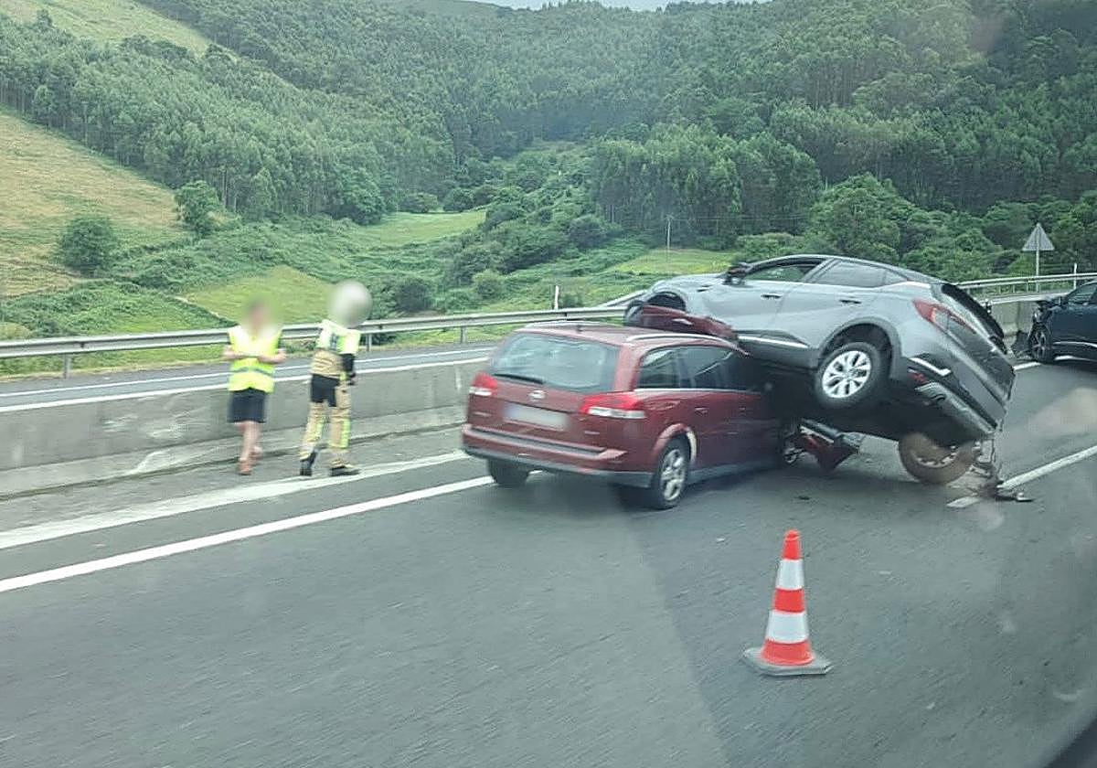 Desaparecen las retenciones en la A-8 por un accidente en Ontón