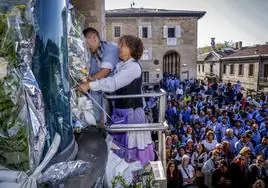 Las cuadrillas abarrotan la Balconada de San Miguel en la ofrenda floral a la patrona de Vitoria