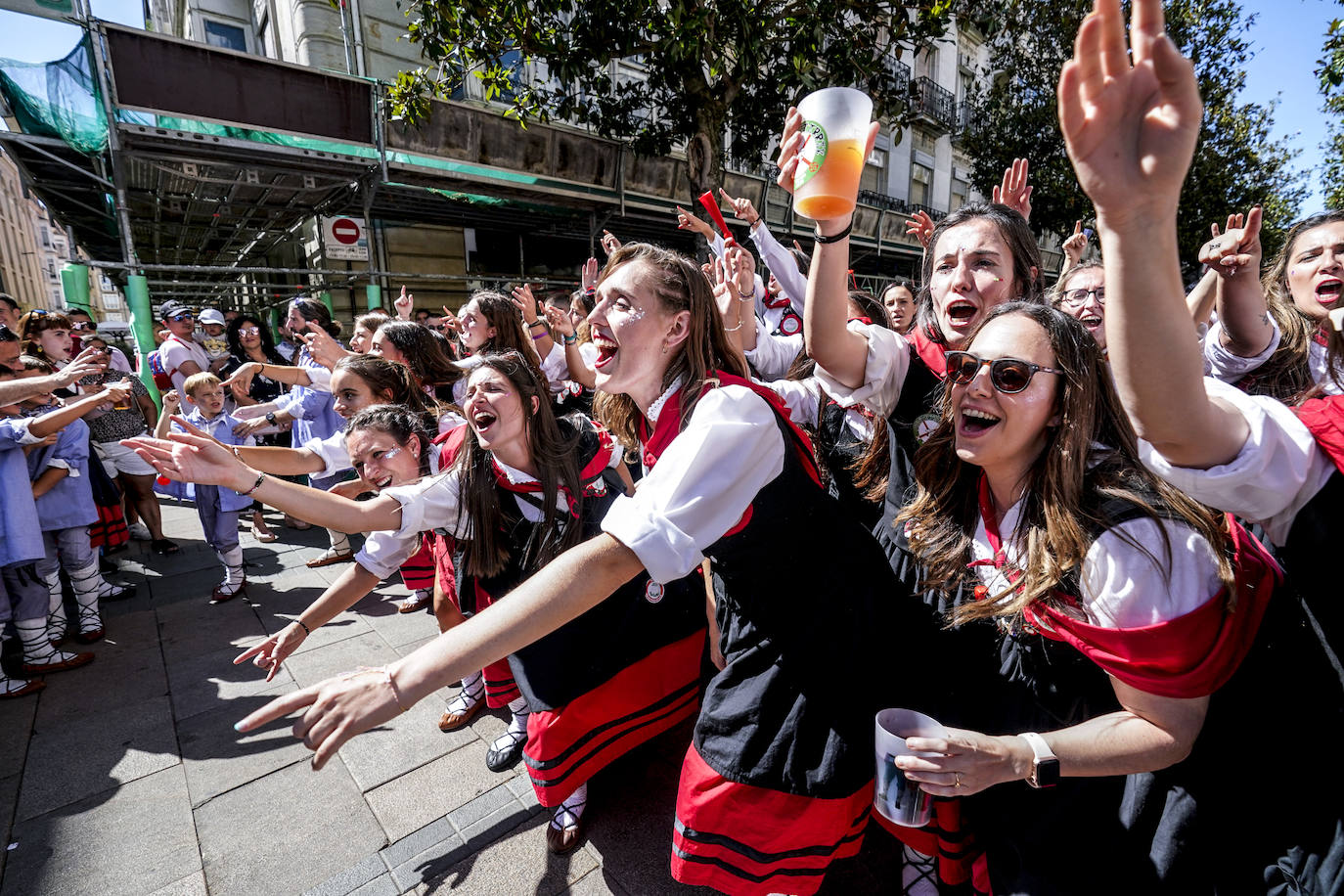 La fiesta sin fin de neskas y blusas