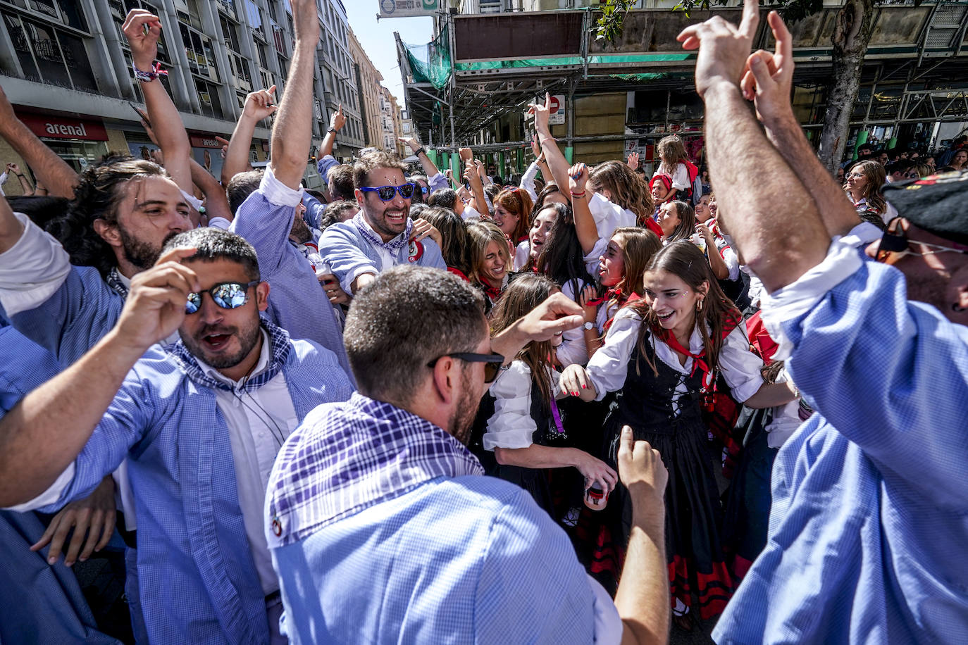 La fiesta sin fin de neskas y blusas