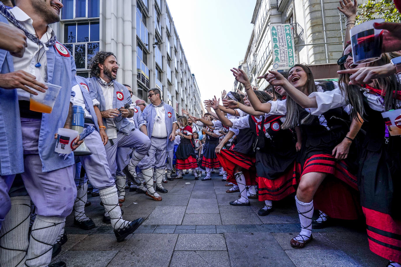 La fiesta sin fin de neskas y blusas