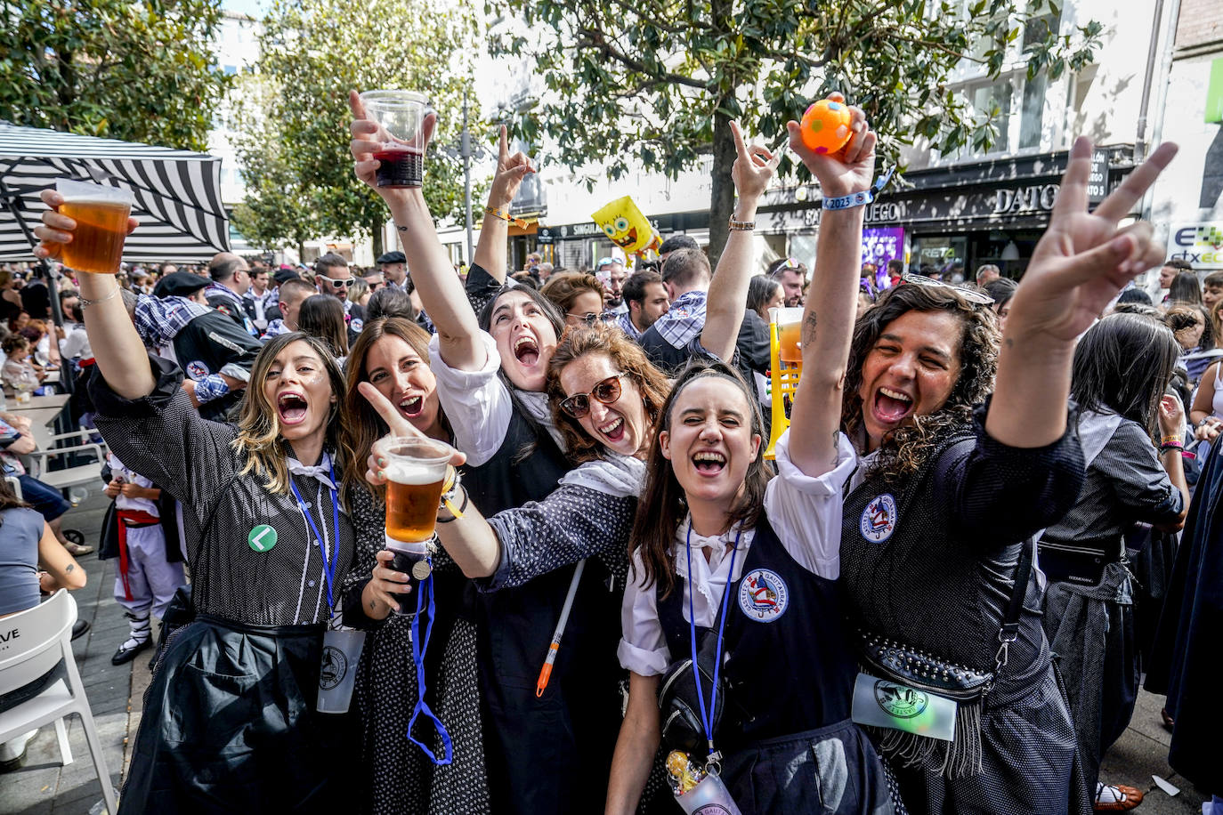 La fiesta sin fin de neskas y blusas