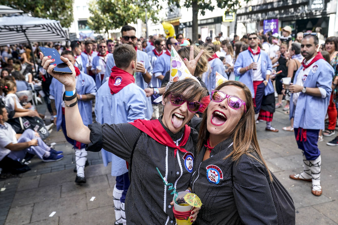 La fiesta sin fin de neskas y blusas