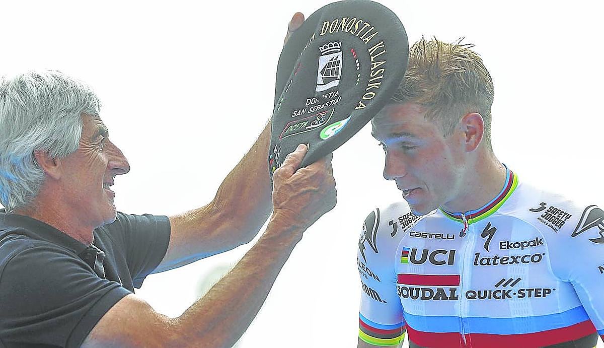 Marino Lejarreta, también tres veces ganador en la Clásica de San Sebastián, entrega la txapela a Evenepoel en la pasada edición de la prueba.
