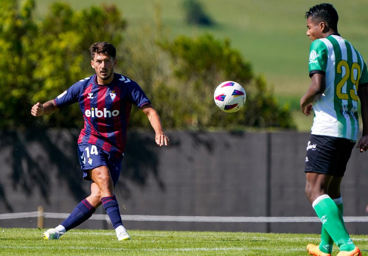 Unai Vencedor ha estrenado este mismo sábado la camiseta del Eibar ante el Racing.