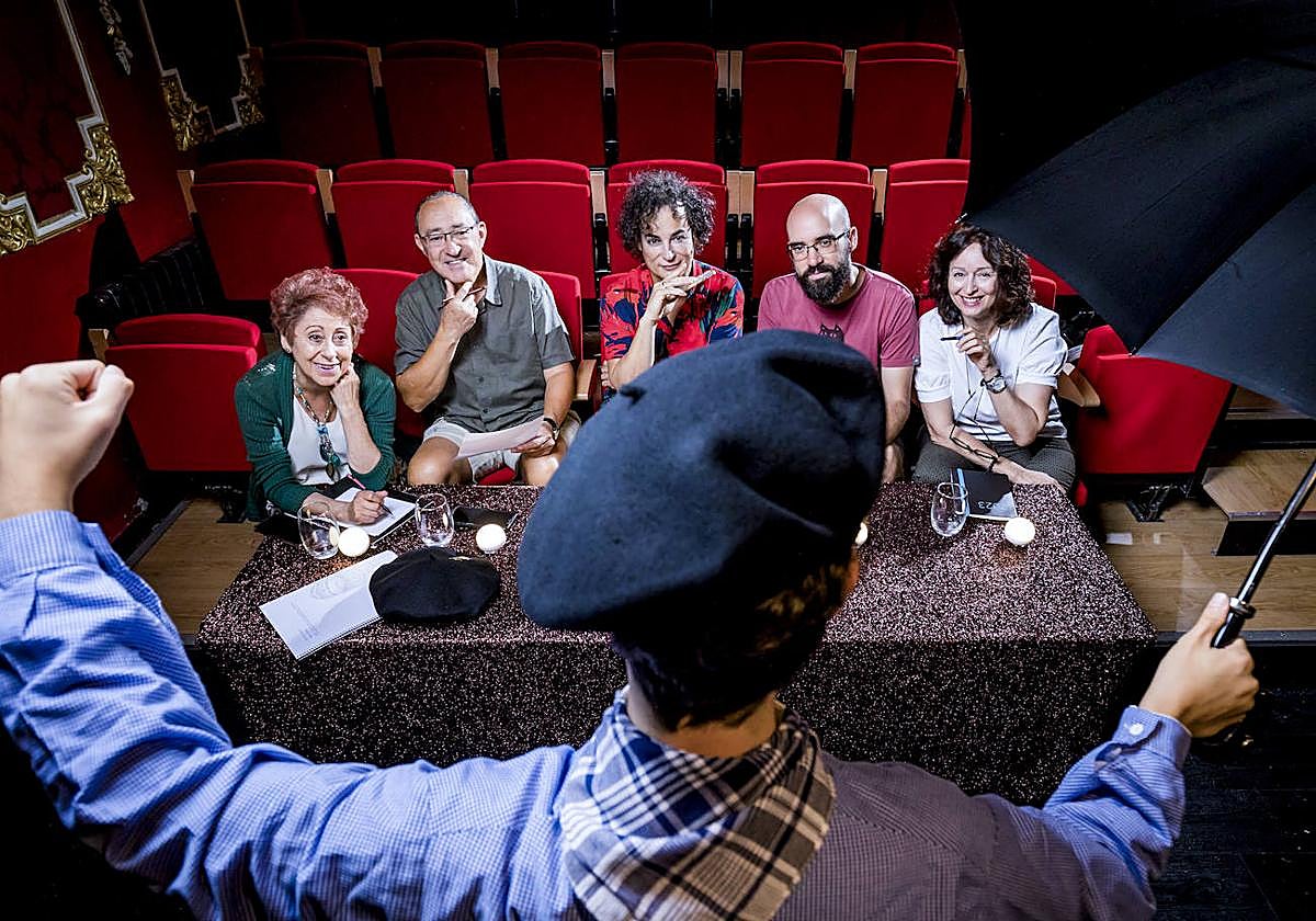 Él sí que vale. Los cinco miembros del jurado -Carmen Vicente, Jesús Prieto, Iker Ortiz, Ander Gondra y Txaro Arrazola- valoran a un candidato en el escenario de Ortzai.