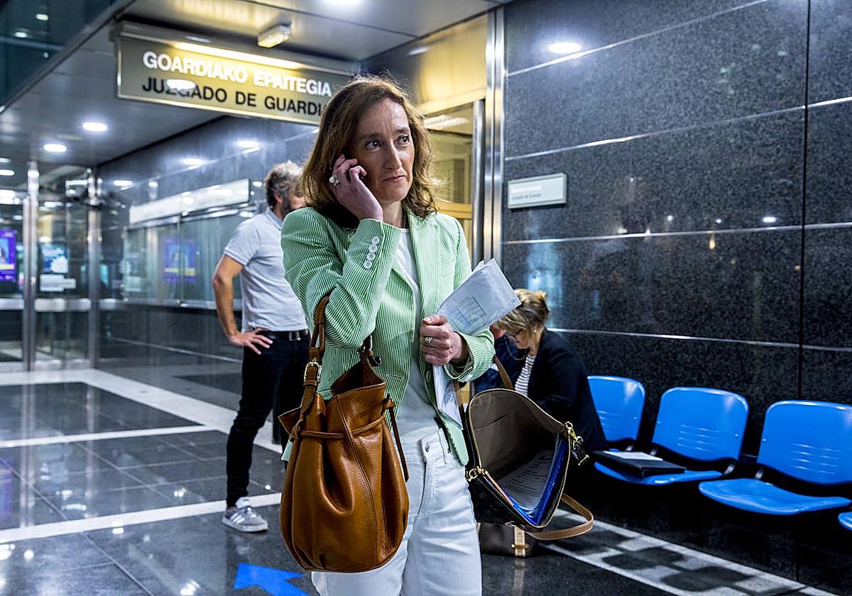 Ana Yániz recibe una llamada de la Policía Local tras su primera visita al juzgado de guardia.