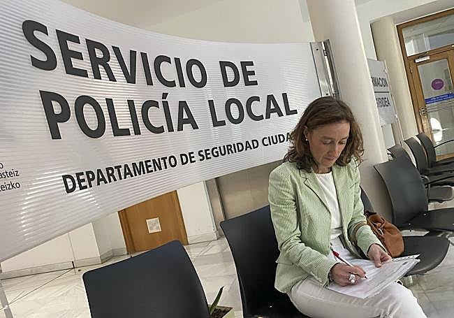 Yániz aguarda turno en la comisaría de Aguirrelanda.