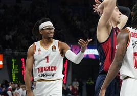 Moneke, a la izquierda, en un partido con el Monaco de la temporada pasada ante el Baskonia.